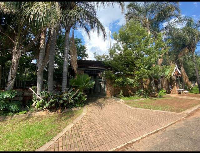 11 BEDROOM HOUSE FOR SALE IN CLAYVILLE EAST